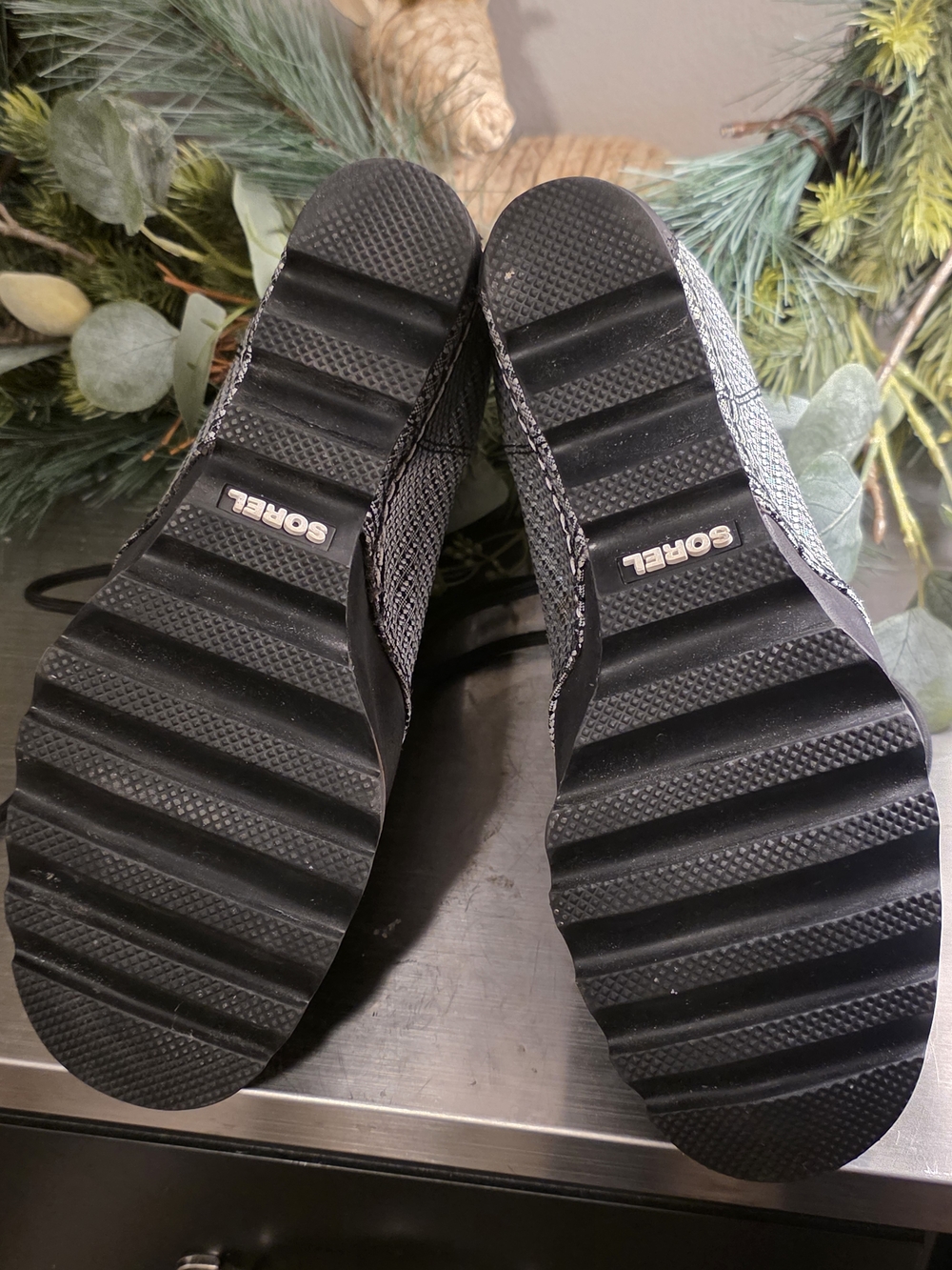 MOVING SALE Sorel Black and Gray Lace-Up Boots - Picture 4 of 4